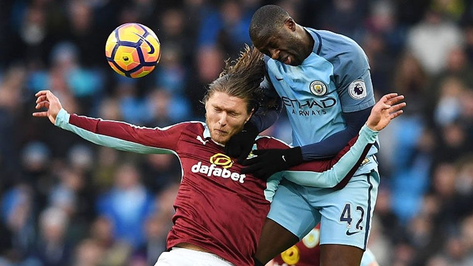 Jeff Hendrick (kiri) dan Yaya Toure bersaing untuk mendapatkan bola lewat sundulan. Copyright: © Shaun Botterill/Getty Images